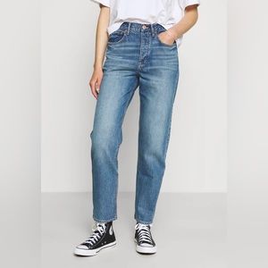 American Eagle 90s high waisted boyfriend jeans Blue vintage wash Size 6 Long